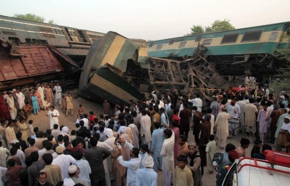 Ir para  <p>Ao menos quatro pessoas morreram e outras 100 ficaram&nbsp;feridas na colis&atilde;o de dois trens na manh&atilde; desta quinta-feira na regi&atilde;o de Multan, no Centro do Paquist&atilde;o, informaram as...